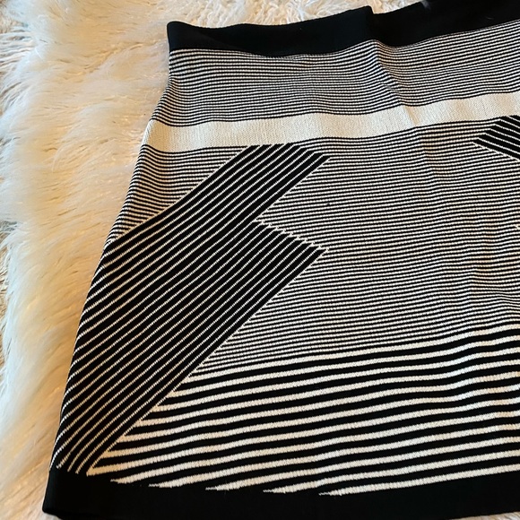 Olive & Oak black and white geo pattern mini skirt - Picture 3 of 7